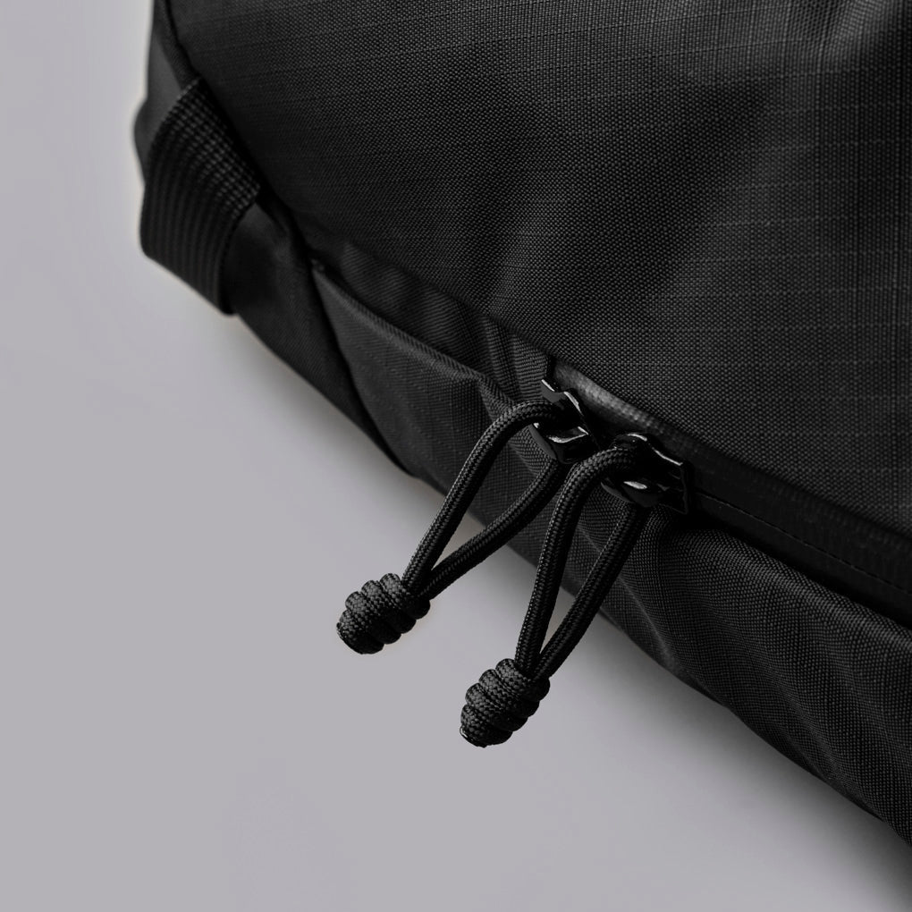 ALPAKA Aero Pack展示 YKK AquaGuard 防水拉鍊與耐用材質細節。