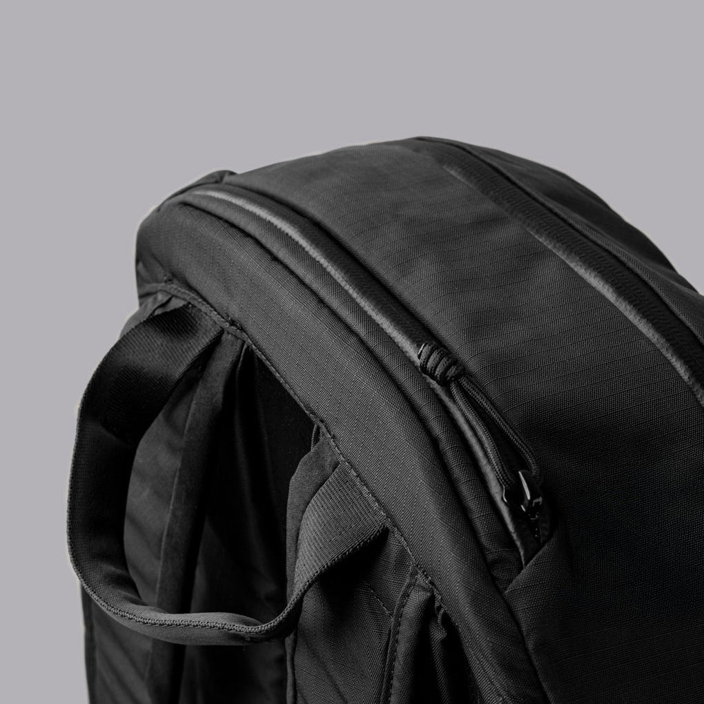 ALPAKA Aero Pack展示頂部柔軟襯裡口袋,適合存放墨鏡與卡片。