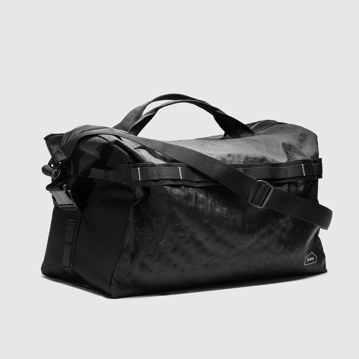 BITPLAY Black Series 38L Duffel Bag 展示其全黑耐髒設計與大容量空間。