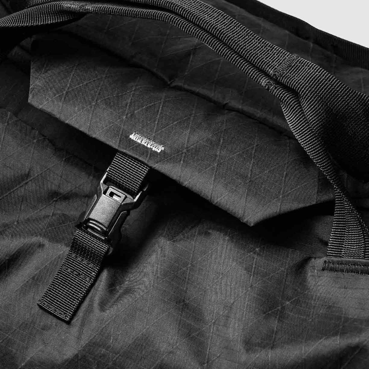 BITPLAY 多功能旅行袋在城市與戶外探險的應用場景示範。