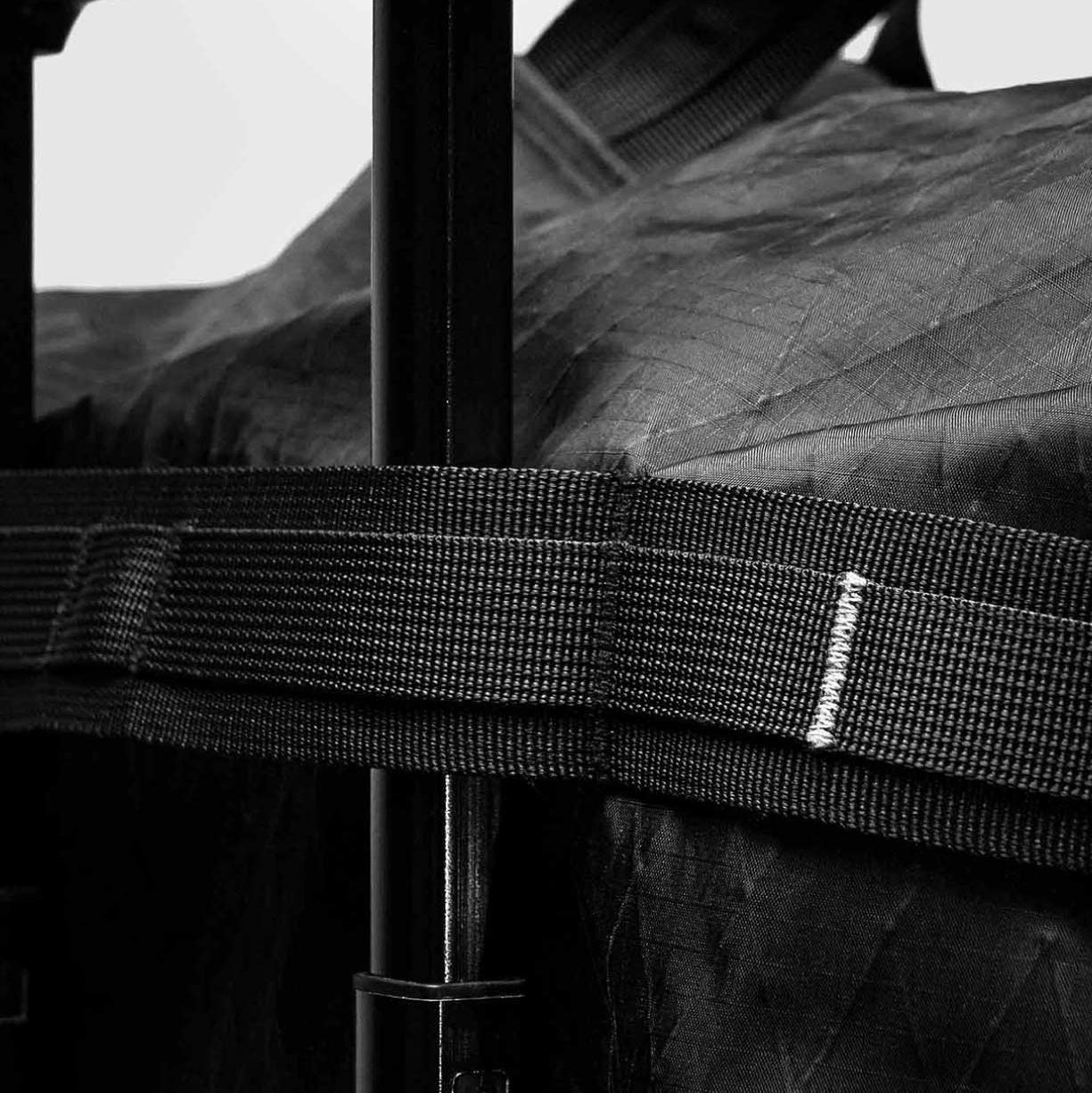 BITPLAY 多功能旅行袋在城市與戶外探險的應用場景示範。