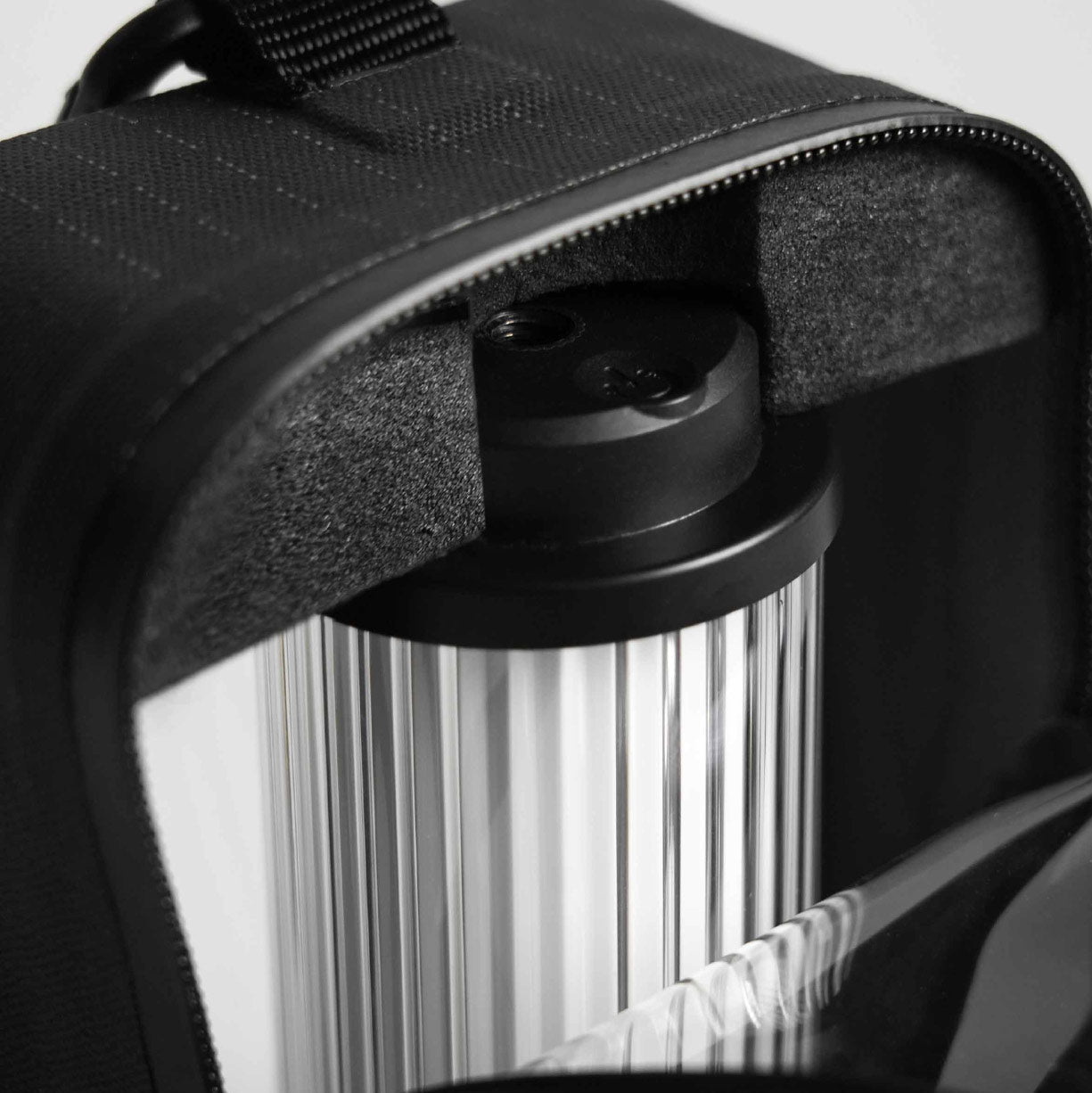 BITPLAY AquaSeal Camping Lantern Storage Bag 0.5L內部可拆卸燈具支架展示,安全固定燈具防止碰撞。