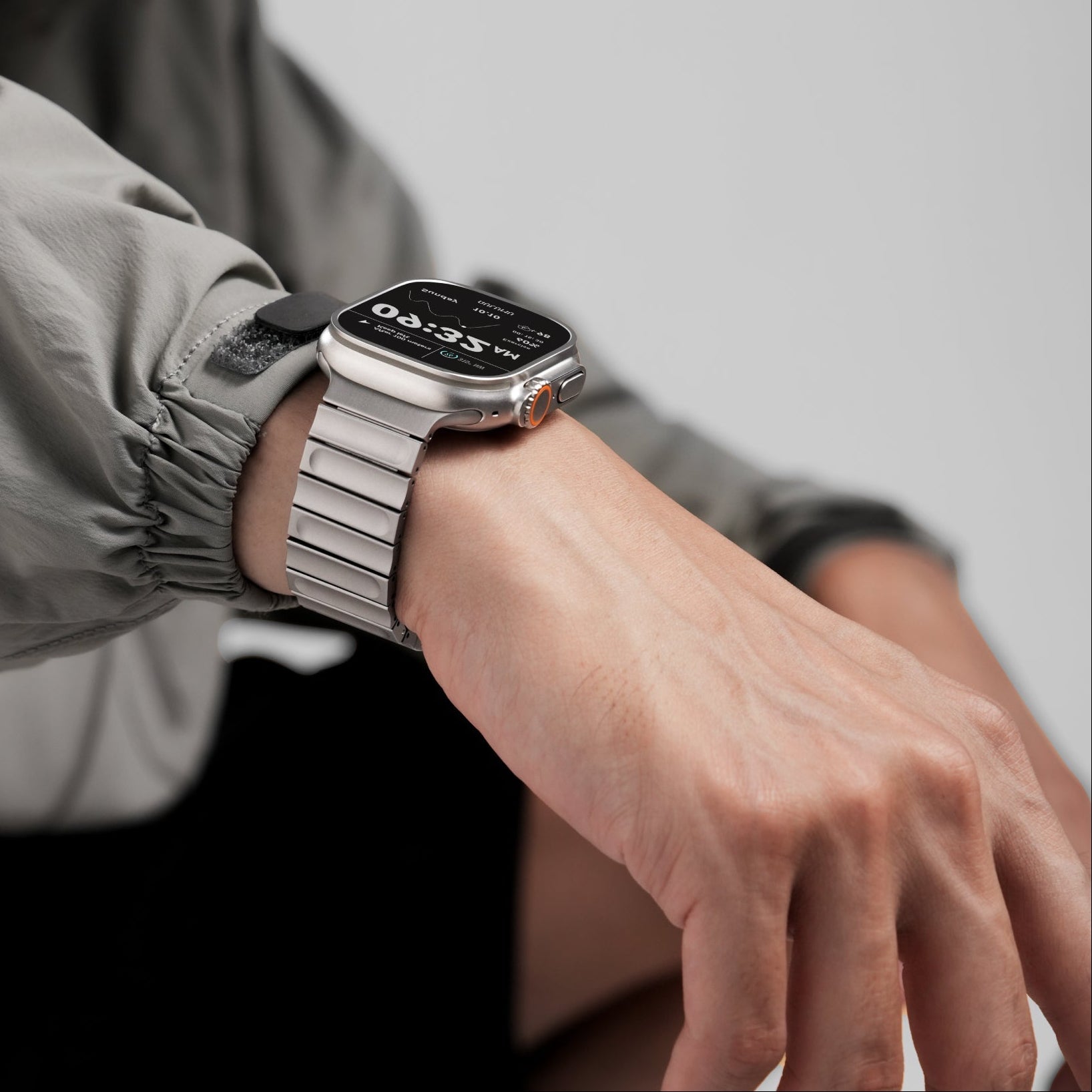 AULUMU C01 Hi-Per 鈦合金錶帶,適配 Apple Watch,展現優雅風格。