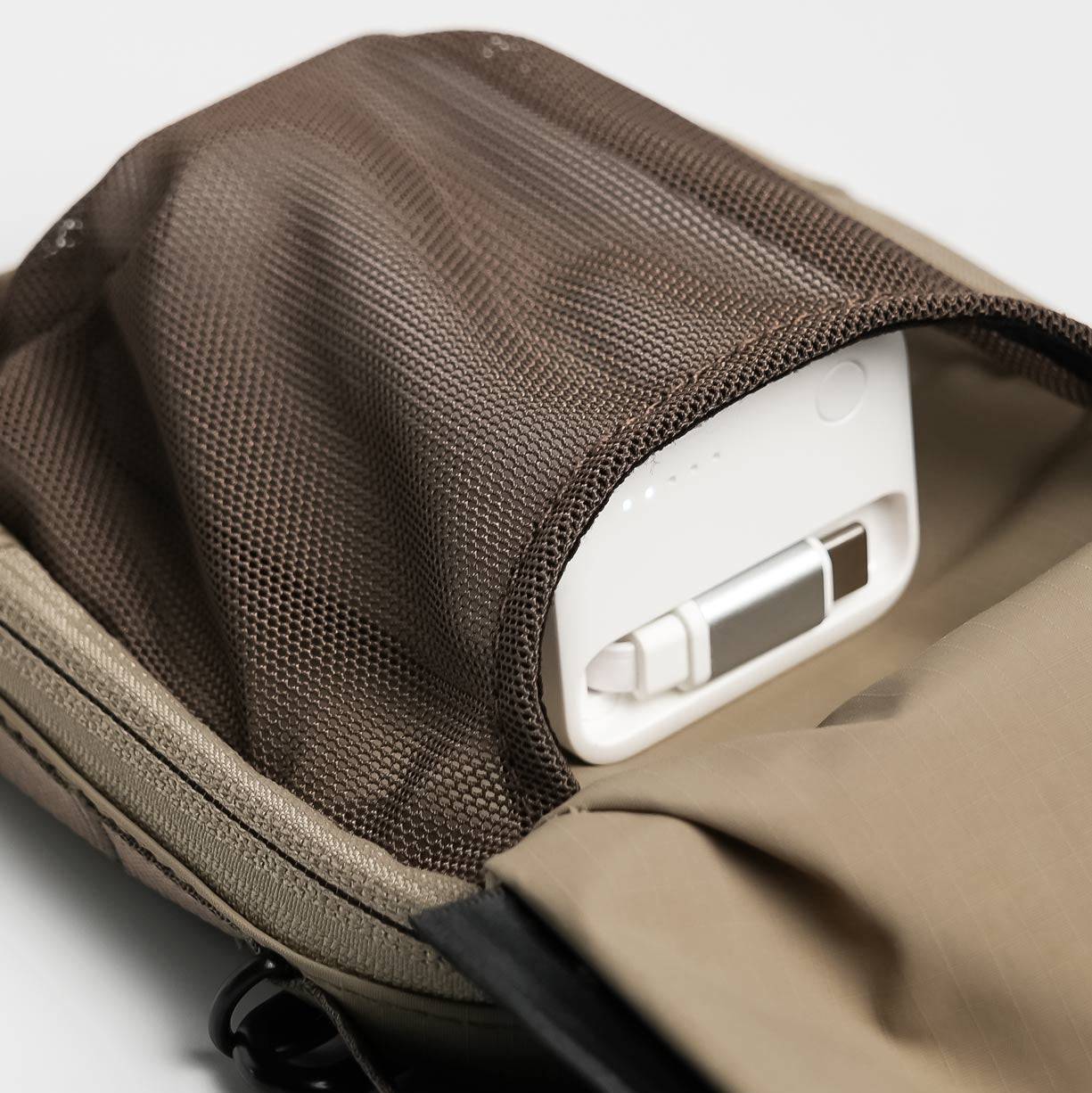 BITPLAY Transit Pouch 多功能內部隔層,含卡槽與護照袋設計。