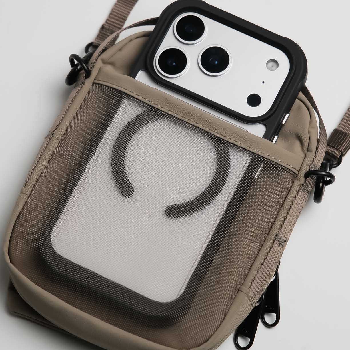 BITPLAY Transit Pouch 多功能內部隔層,含卡槽與護照袋設計。