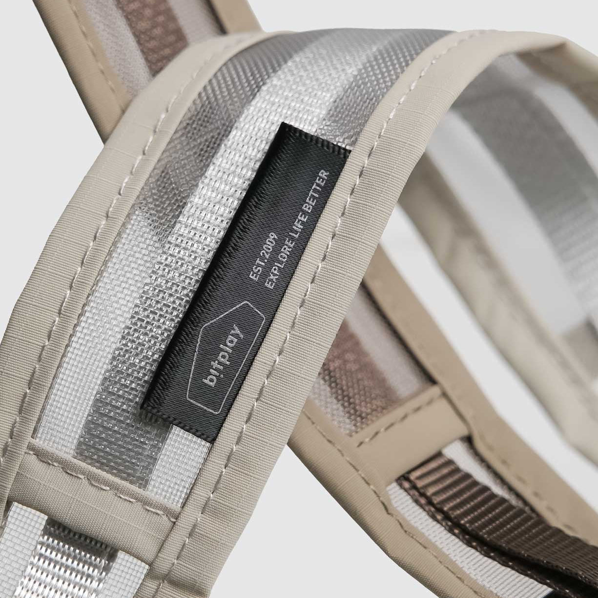 BITPLAY Transit Pouch 寬肩帶設計,提供舒適長時間佩戴體驗。