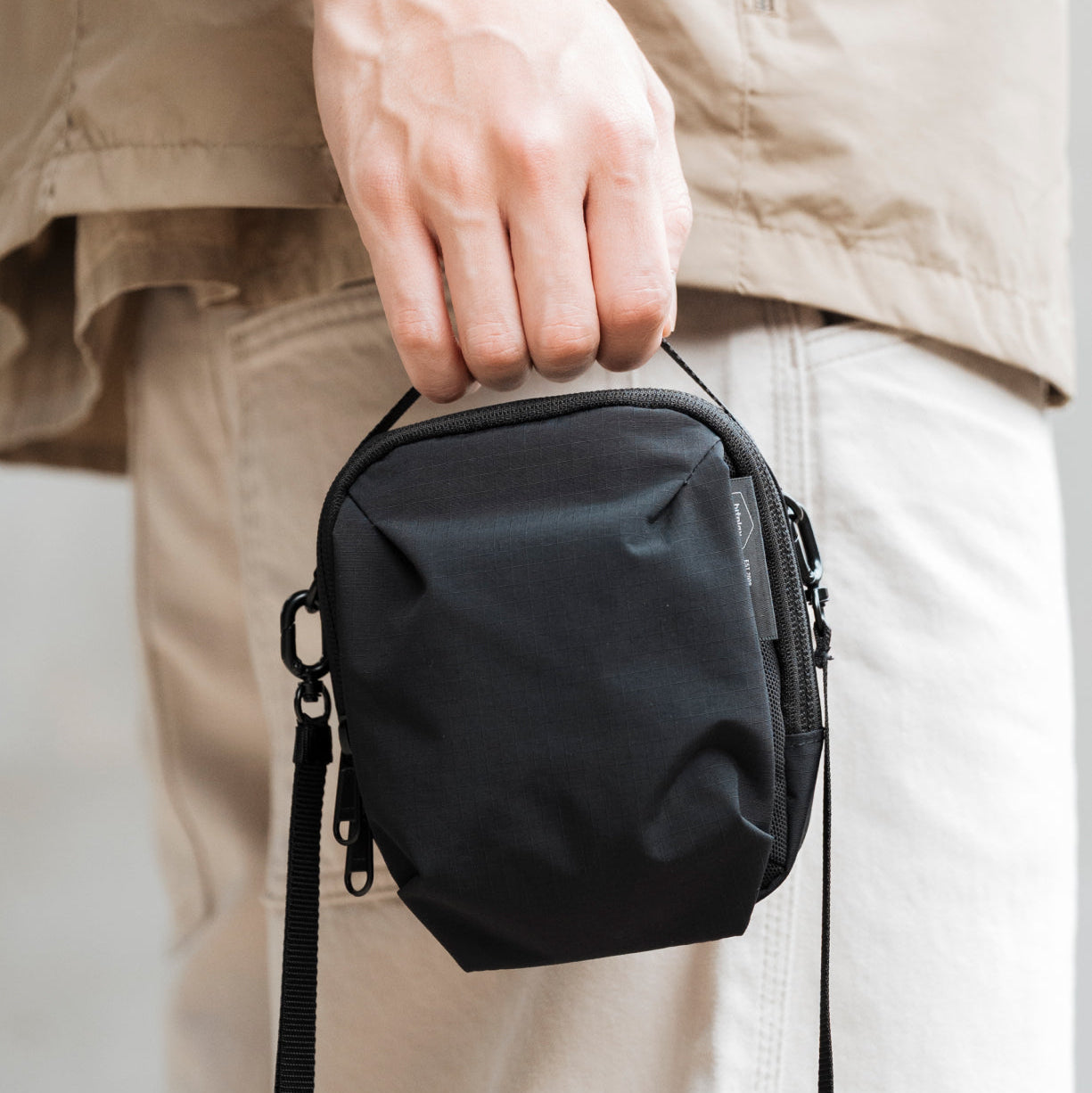 BITPLAY Essential 0.5L Transit Pouch 的 3D 口袋,適合存放耳機與行動電源,搭配透氣網布散熱。