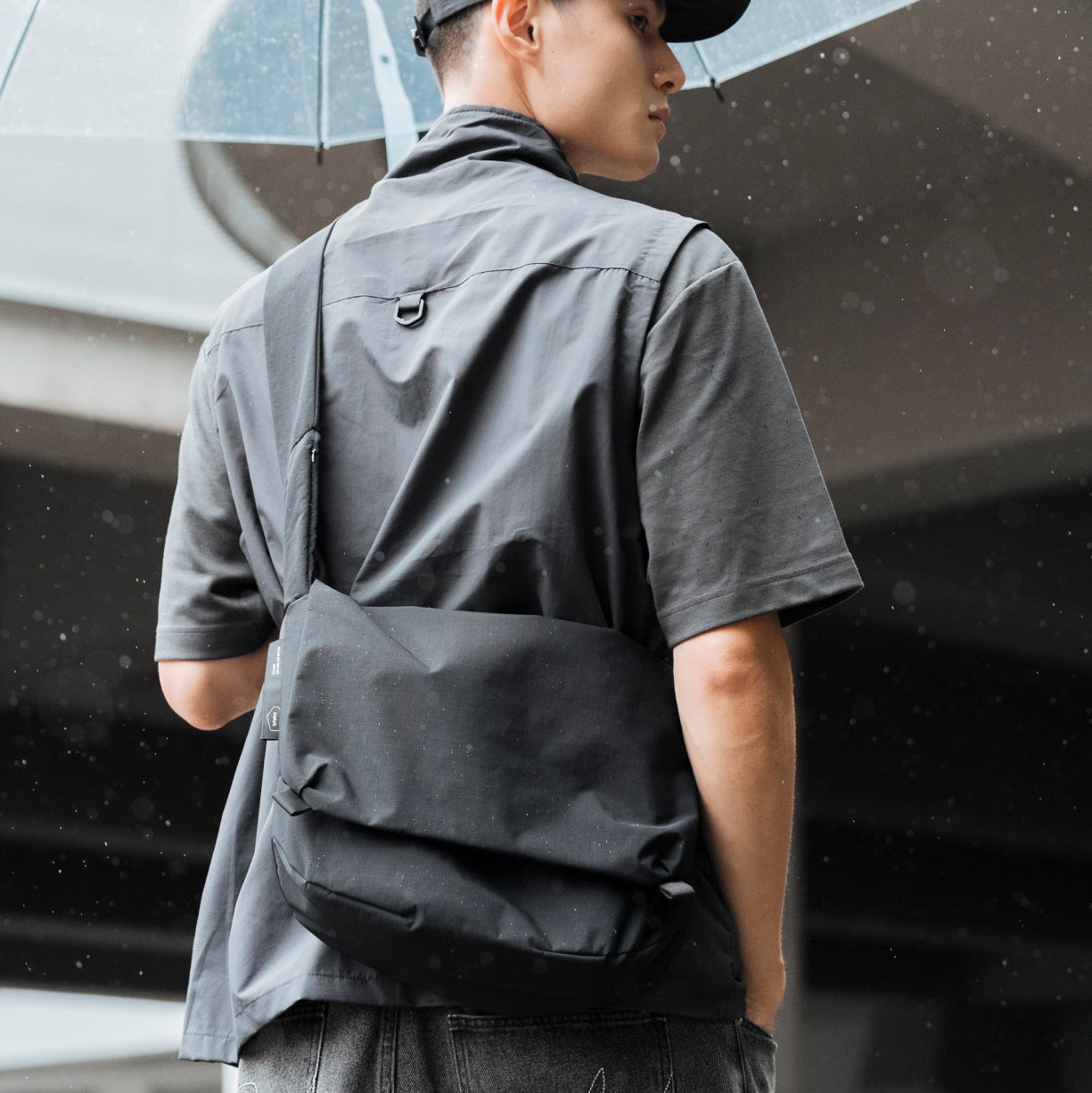 BITPLAY Essential 6.5L Messenger Bag的三點式背帶設計,行動中保持穩定佩戴效果。