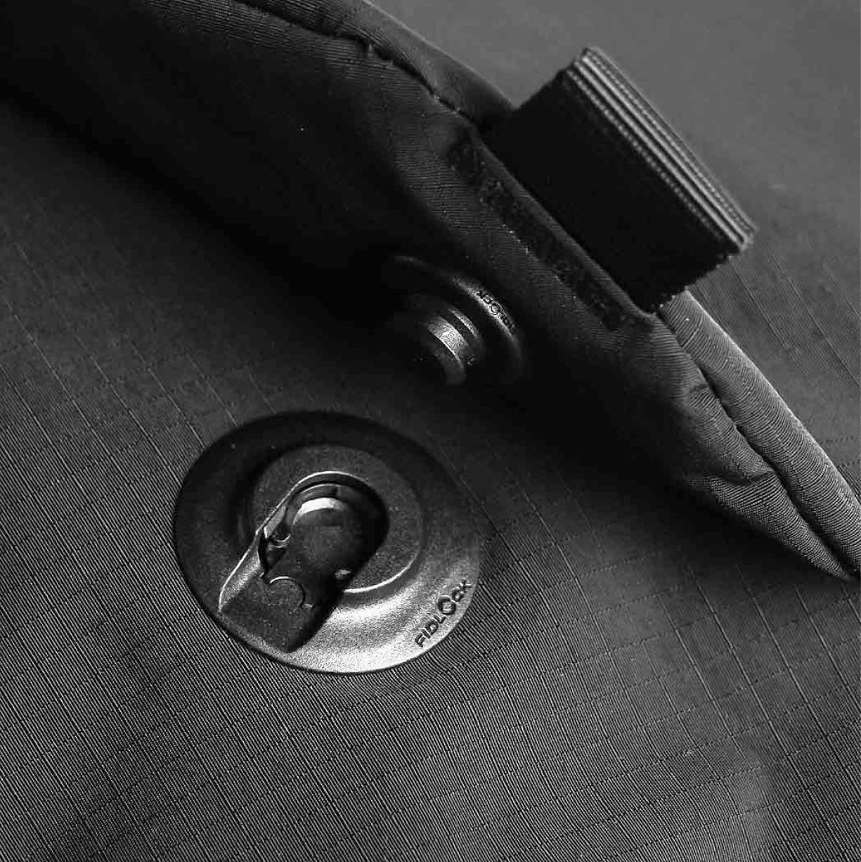 BITPLAY Messenger Bag 的 Fidlock 磁吸扣環,提供快速開合體驗。