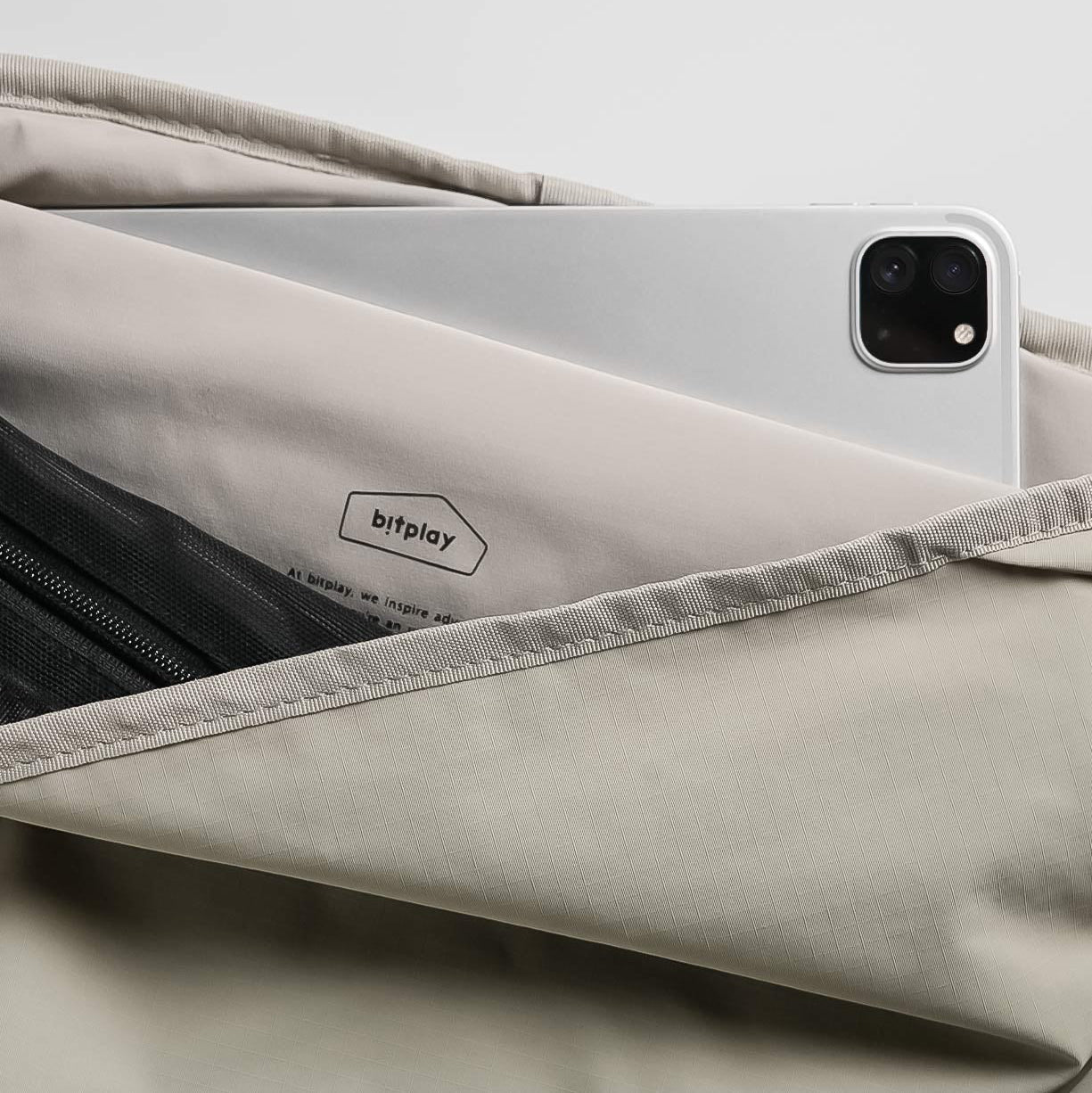 BITPLAY Messenger Bag 多功能內部隔層,含 iPad 保護層與網格隔層。