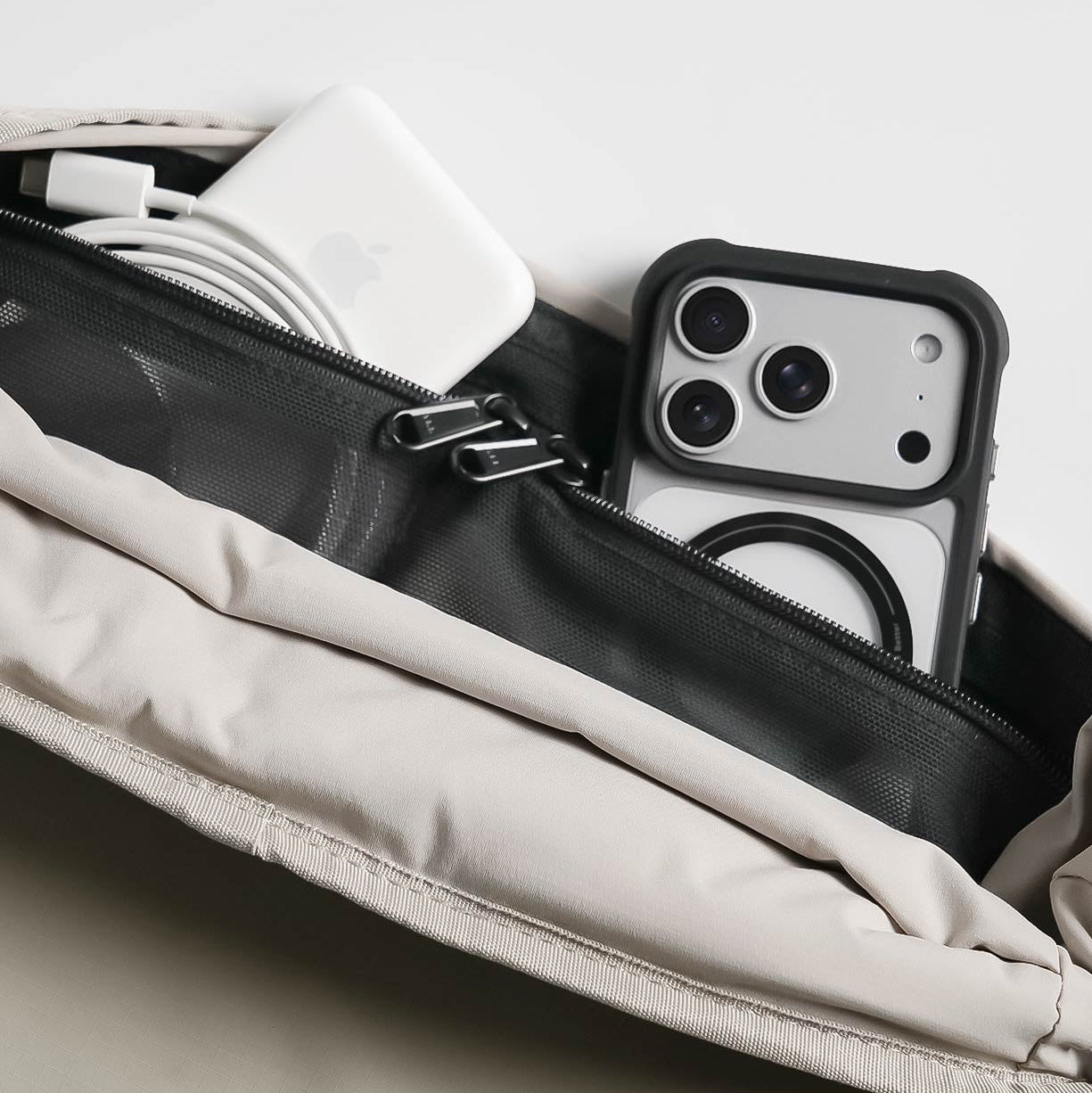 BITPLAY Messenger Bag 多功能內部隔層,含 iPad 保護層與網格隔層。