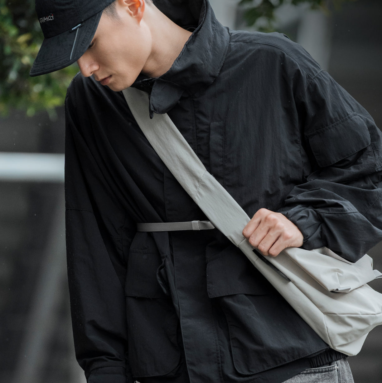 BITPLAY Messenger Bag 的三點式背帶設計,行動中保持穩定佩戴效果。