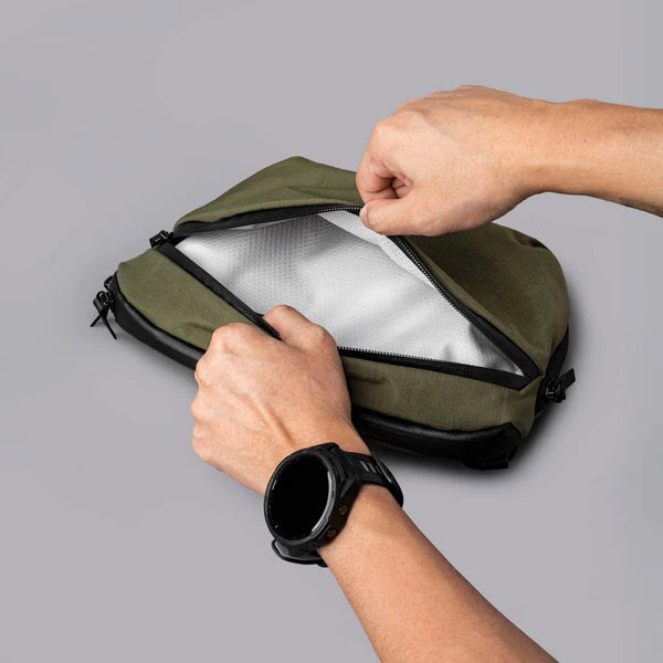 【Alpaka】Flight Sling Pro 側肩包|2.5L|隱藏式水瓶/雨具套|8.3" 平板收納