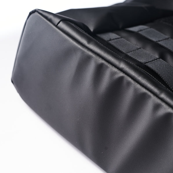 Moral NIGHTHAWKS MILITARY 軍事風托特包中碼戶外展示,展現防潑水材質與經典軍事風設計。包款實用耐看,適合日常通勤及休閒使用。