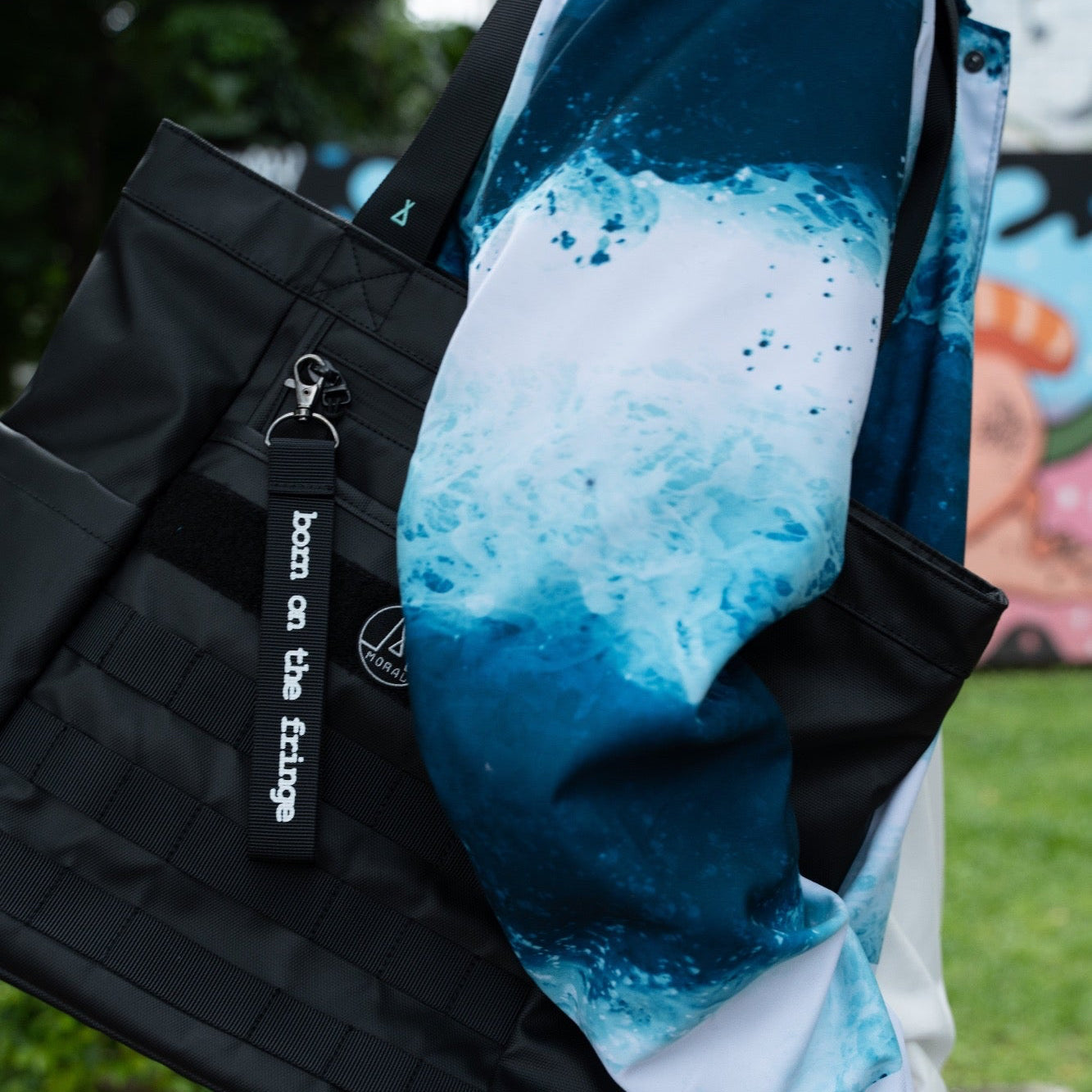 Moral NIGHTHAWKS MILITARY 軍事風托特包大碼側背展示,展現包款俐落外型與經典軍事細節。適合通勤與休閒場合使用,兼具時尚與實用性。