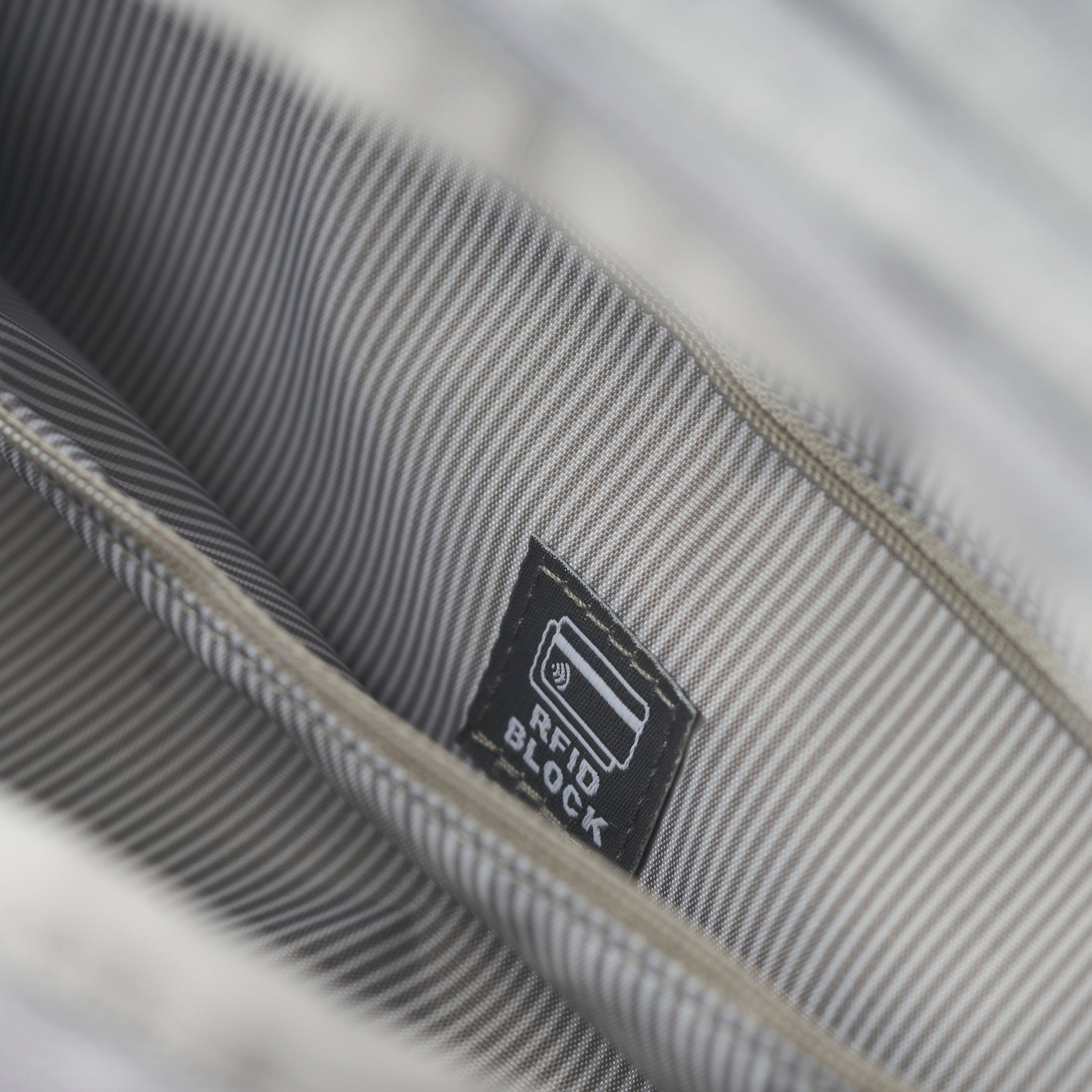 Moral Rochester Yakka 側背包內部收納空間展示,方便分類整理隨身物品。實用設計提升日常收納效率與便利性。