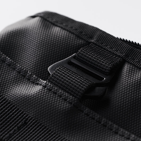 Moral NIGHTHAWKS MILITARY DUO MINI 軍事風側背包細節特寫,展示堅固的D型環與拉鍊設計。高品質車縫與配件,增強包款耐用性與實用性。