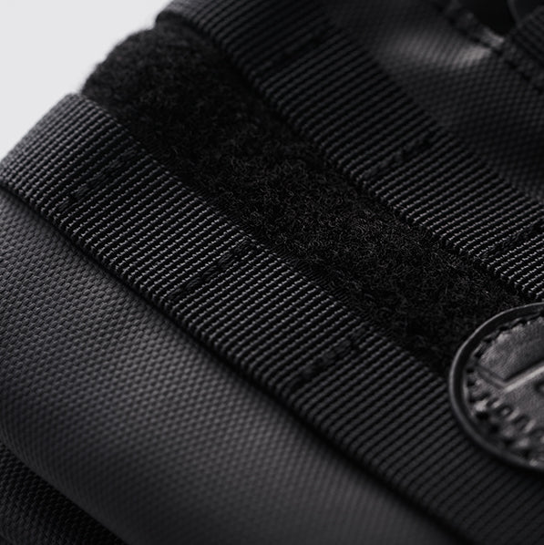 Moral NIGHTHAWKS MILITARY DUO MINI 軍事風側背包織帶細節。包身中央飾有品牌標誌,外型俐落有型。