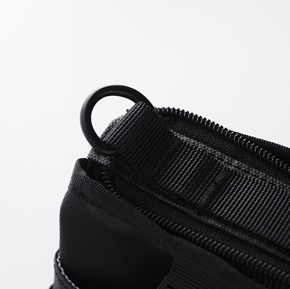 Moral NIGHTHAWKS MILITARY DUO MINI 軍事風側背包細節特寫,展示堅固的D型環與拉鍊設計。高品質車縫與配件,增強包款耐用性與實用性。