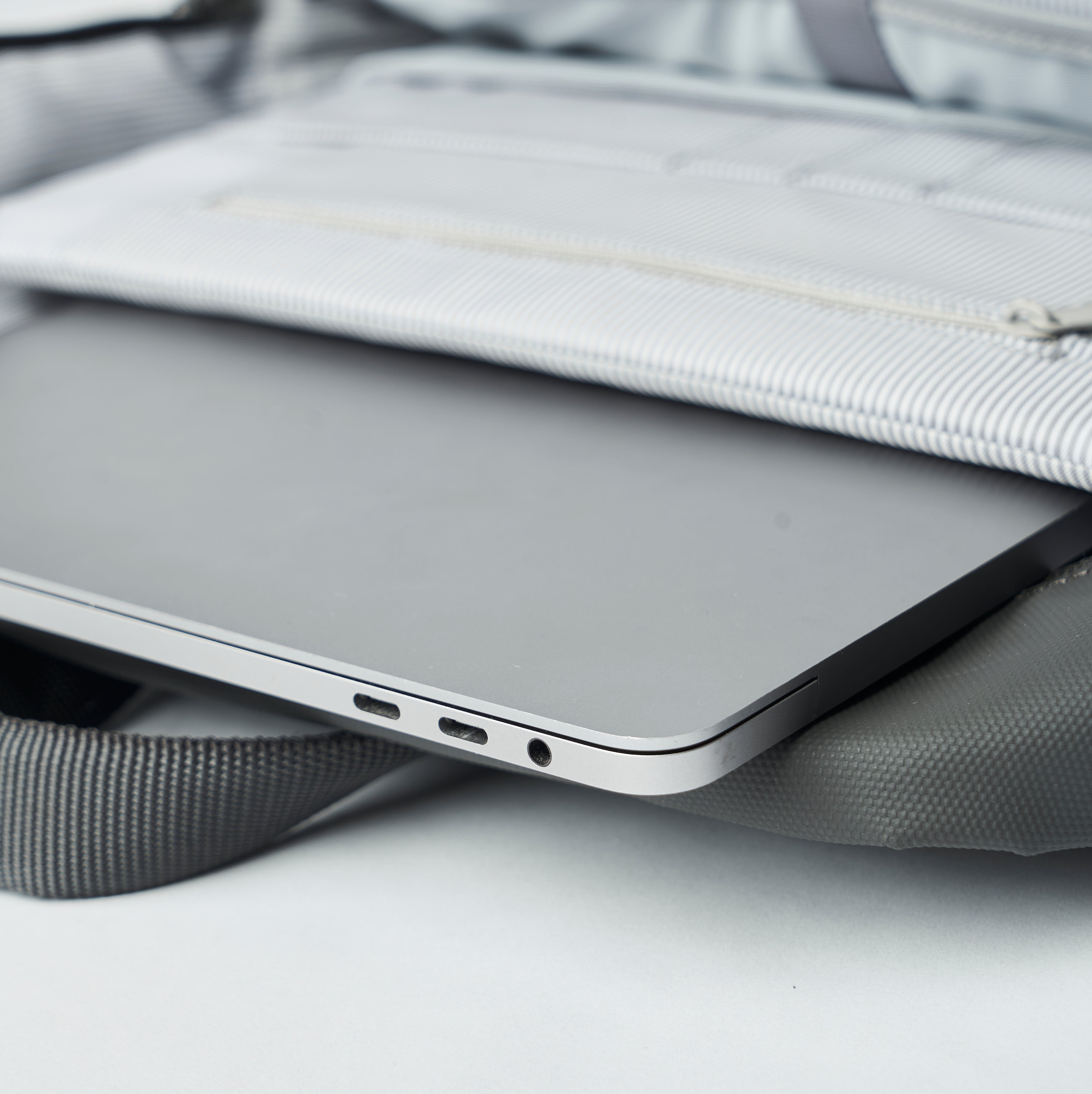 Moral Cecil Trackies 背包內部細節,展示筆記型電腦隔層與多功能收納口袋,滿足現代通勤需求。