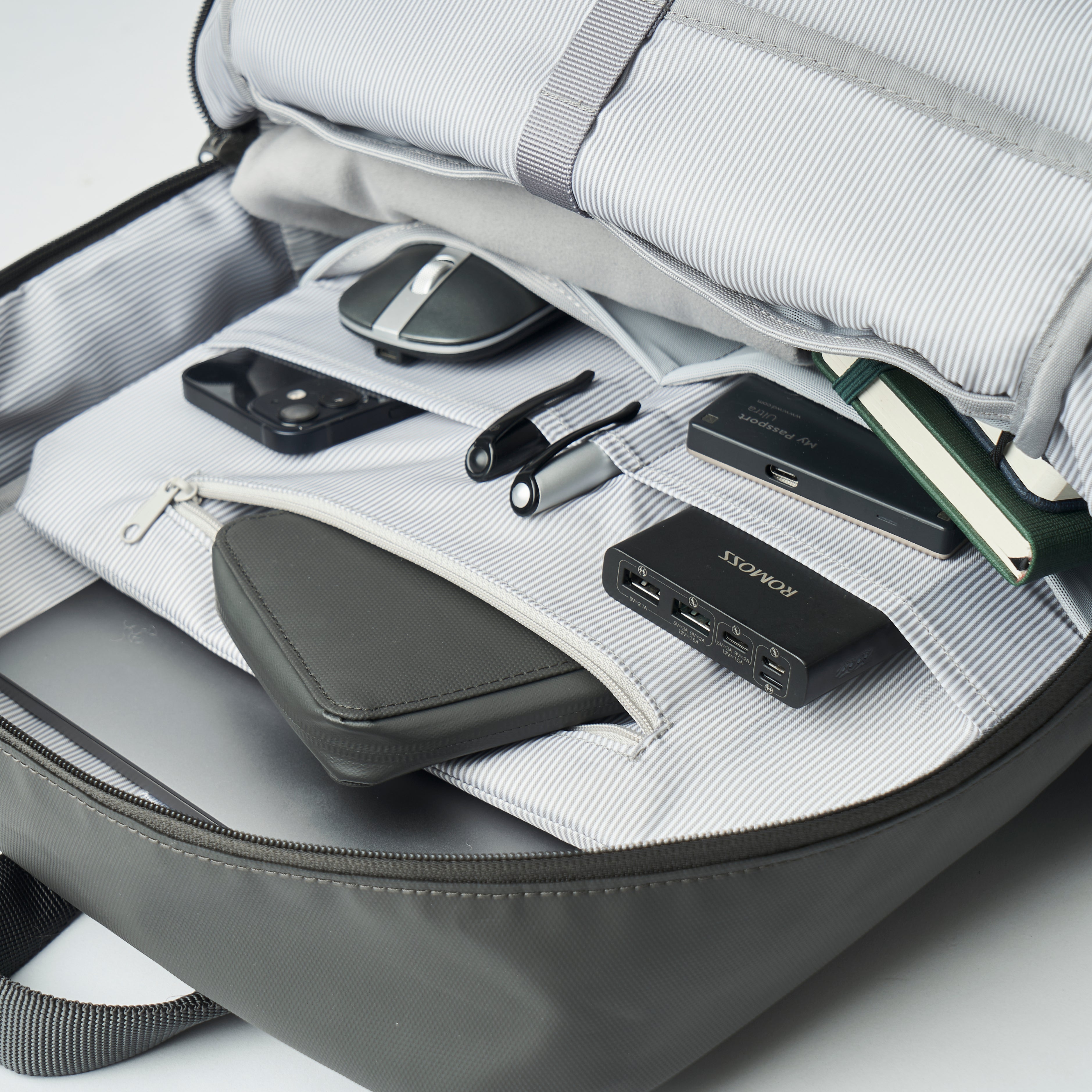 Moral Cecil Trackies背包 Stealth Bomber Edition 內部多隔層細節特寫,展現豐富收納空間與整齊分類設計。具備專屬筆袋與網袋,提升日常收納便利性。