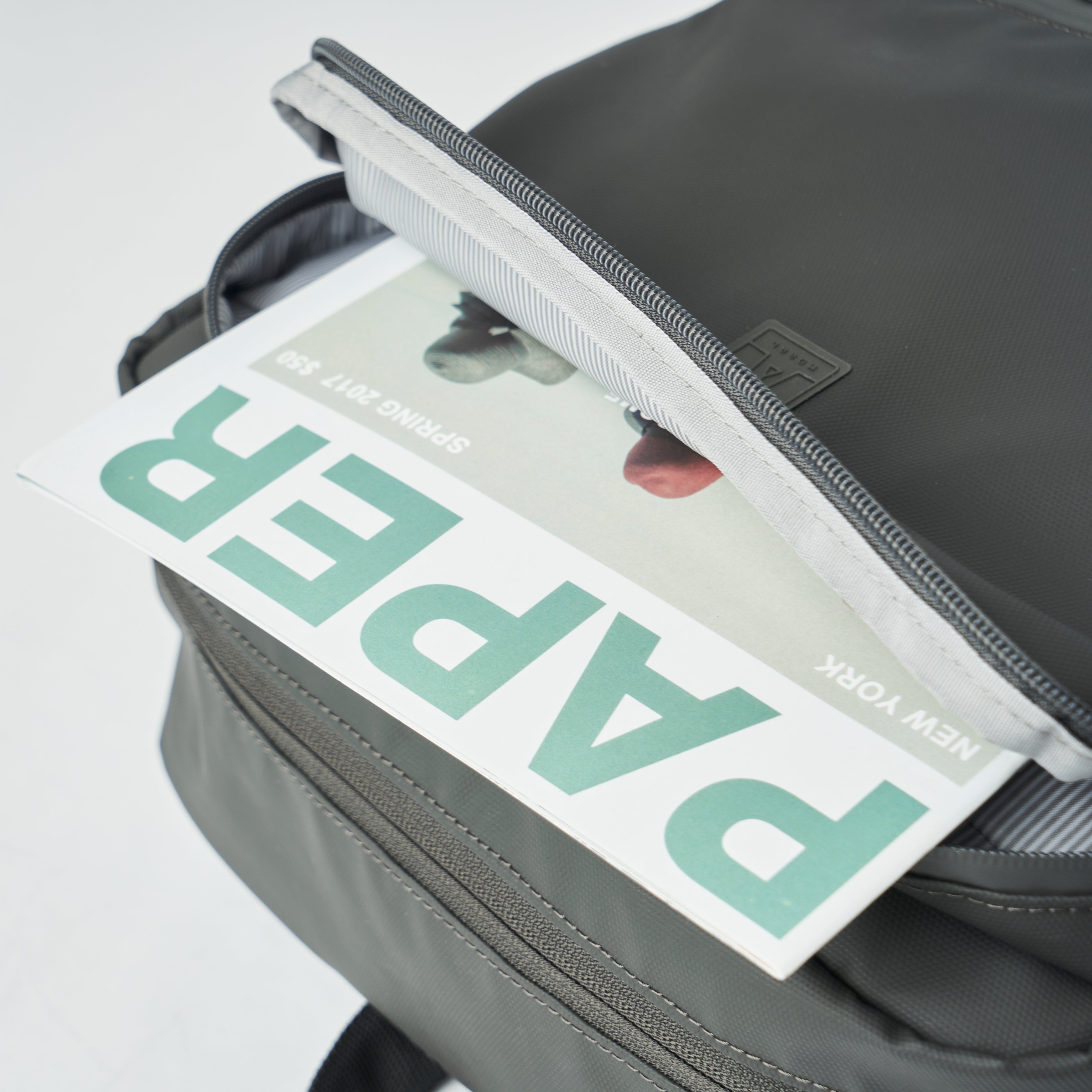 Moral Cecil Trackies 背包內部細節,展示筆記型電腦隔層與多功能收納口袋,滿足現代通勤需求。