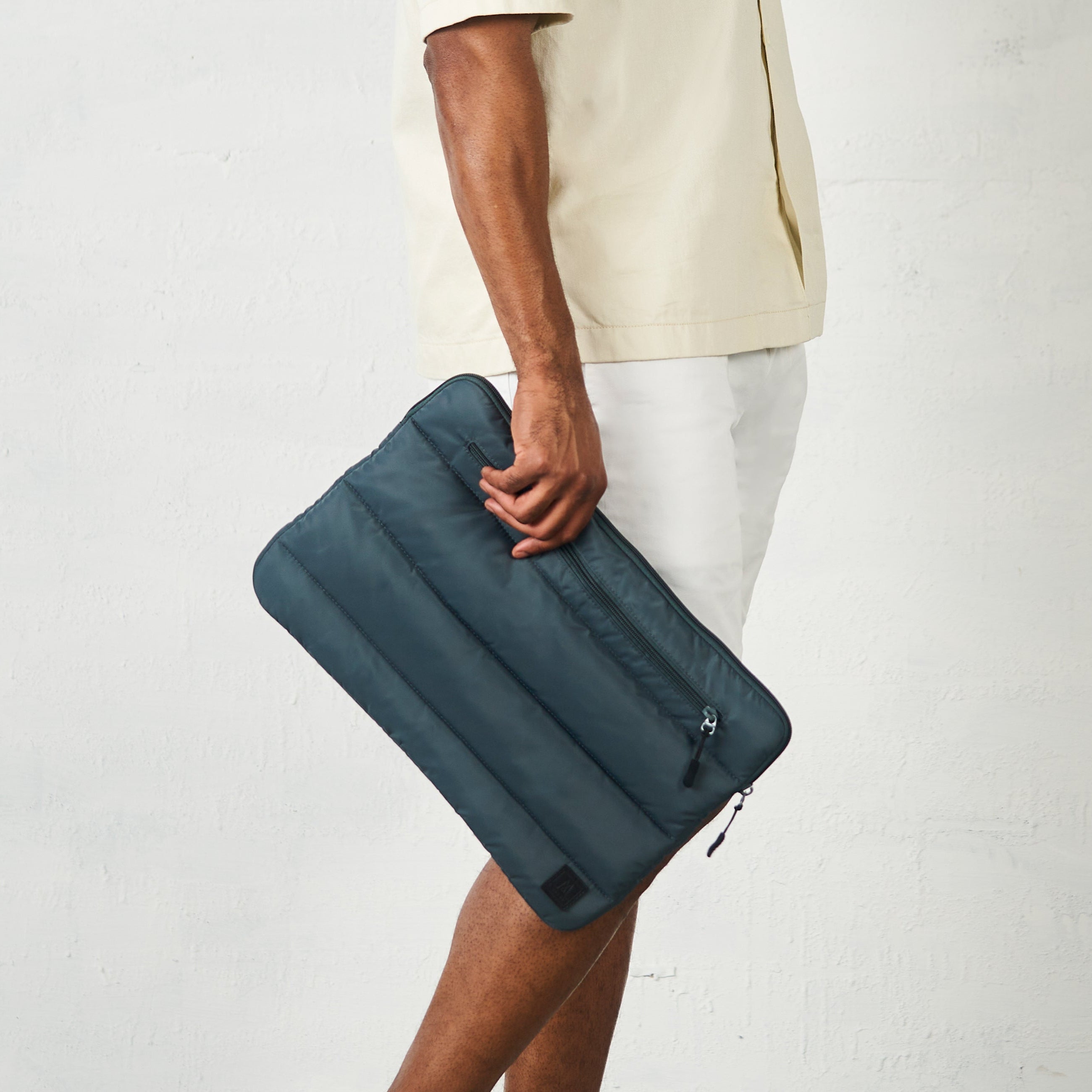 Moral Chapel 16吋電腦袋,側面展示其輕薄造型。方便單手攜帶,適合通勤使用。