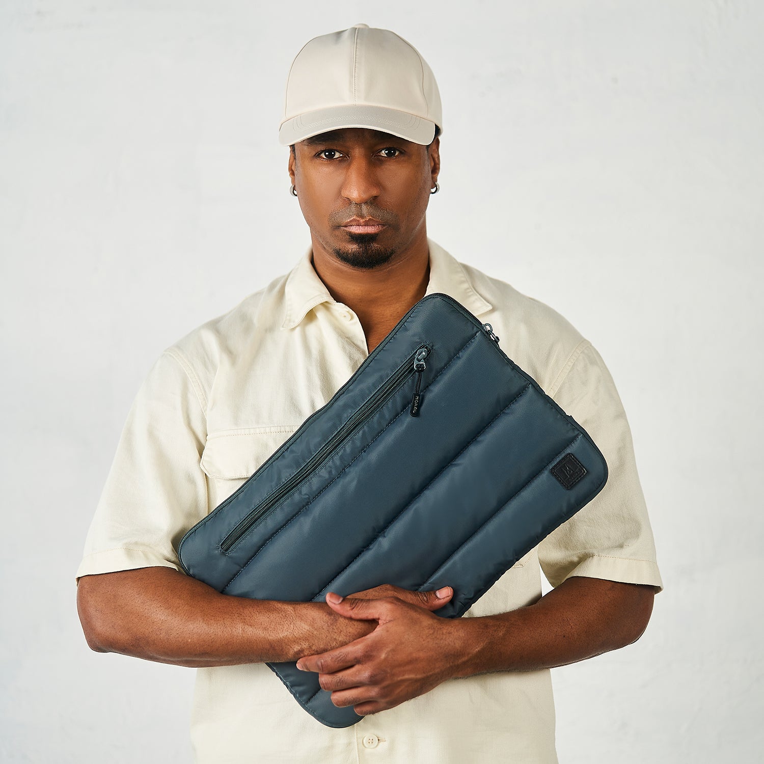 Moral Chapel 16吋電腦袋,展現厚實防護與品牌質感。外觀簡約大方,適合日常攜帶。