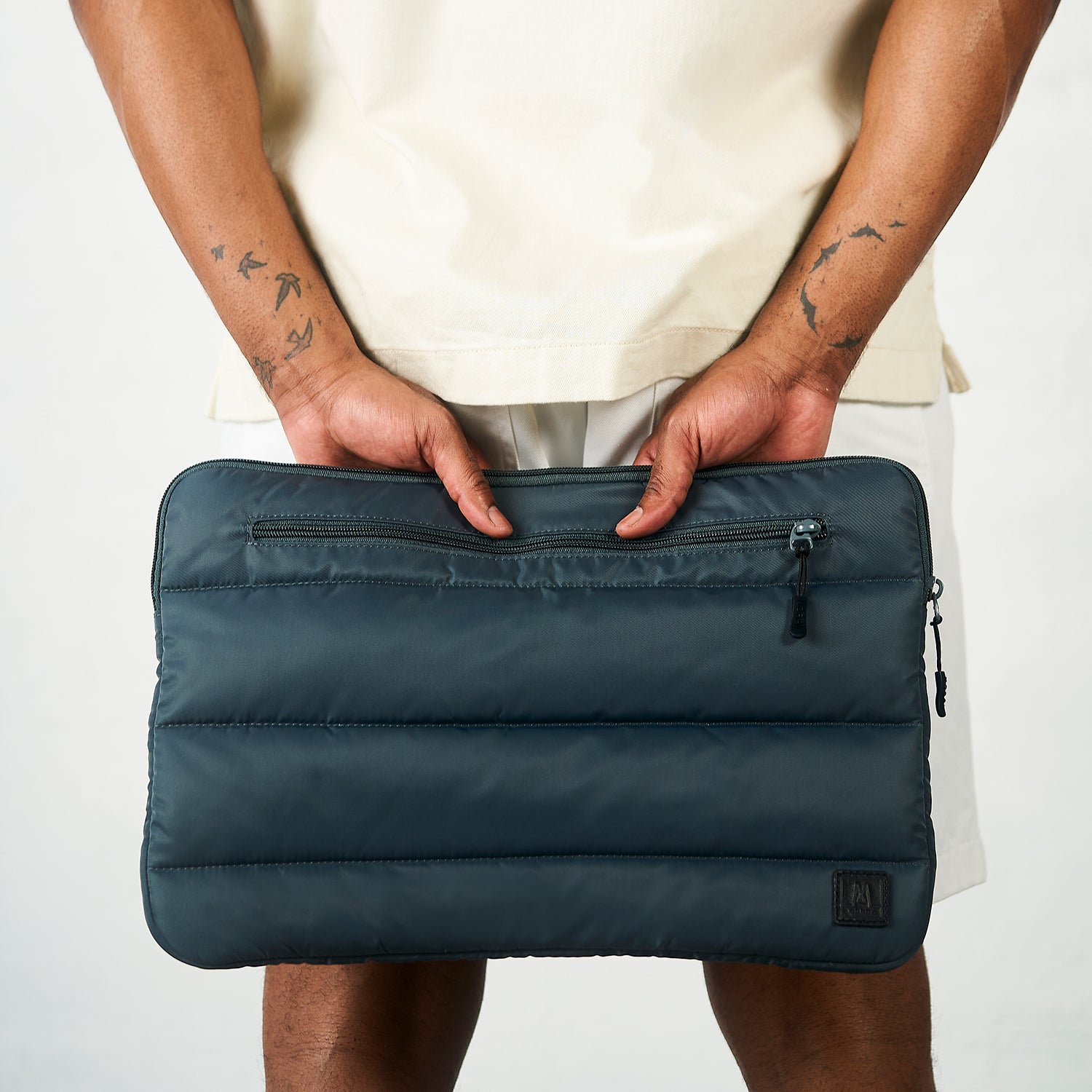 Moral Chapel 16吋電腦袋正面展示,可見品牌標誌與拉鍊口袋設計。適合日常保護筆記型電腦。