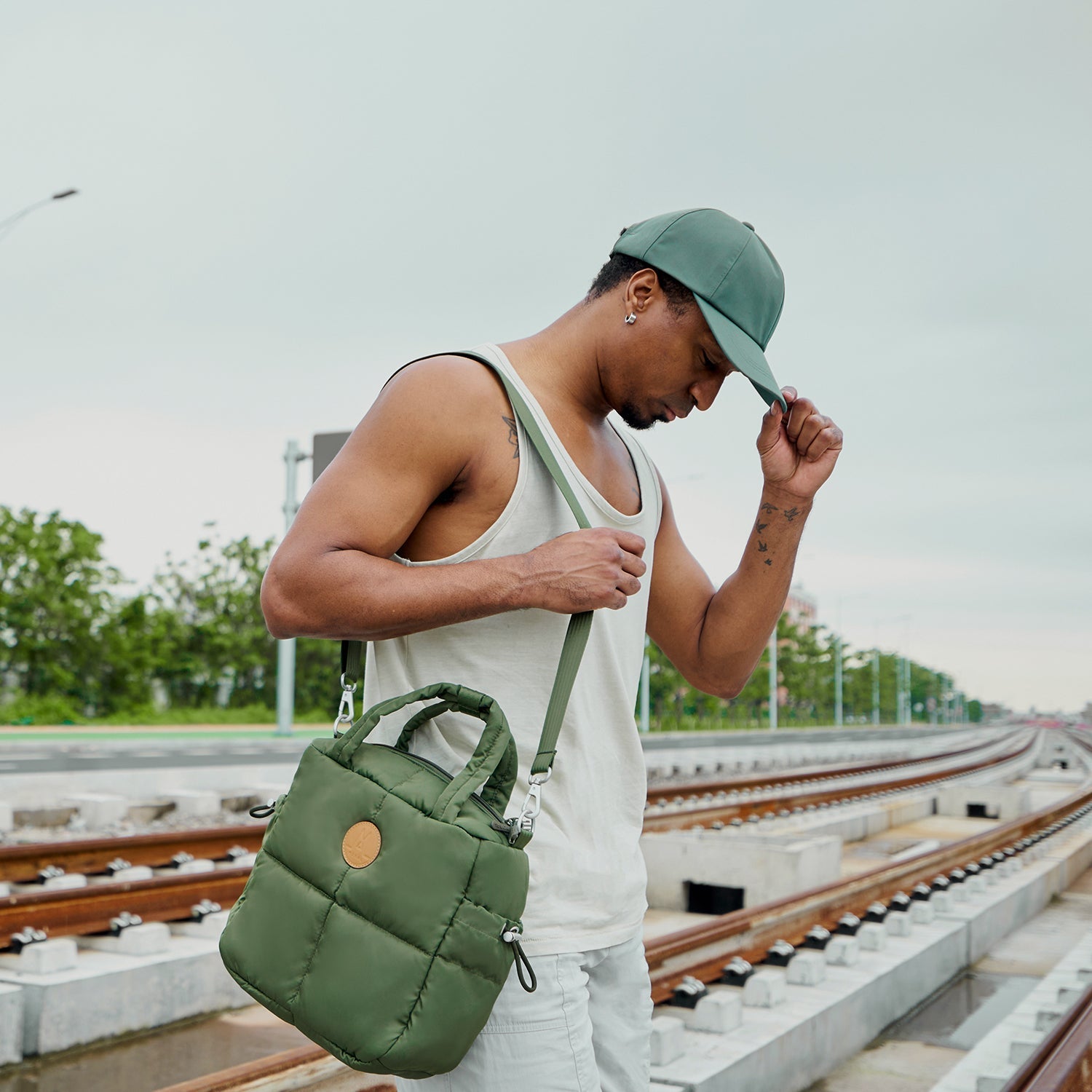 MORAL Chapel 方型單肩包(中)軍綠色款,設有品牌皮革標誌及可調式肩背帶。包款立體有型,適合日常使用。