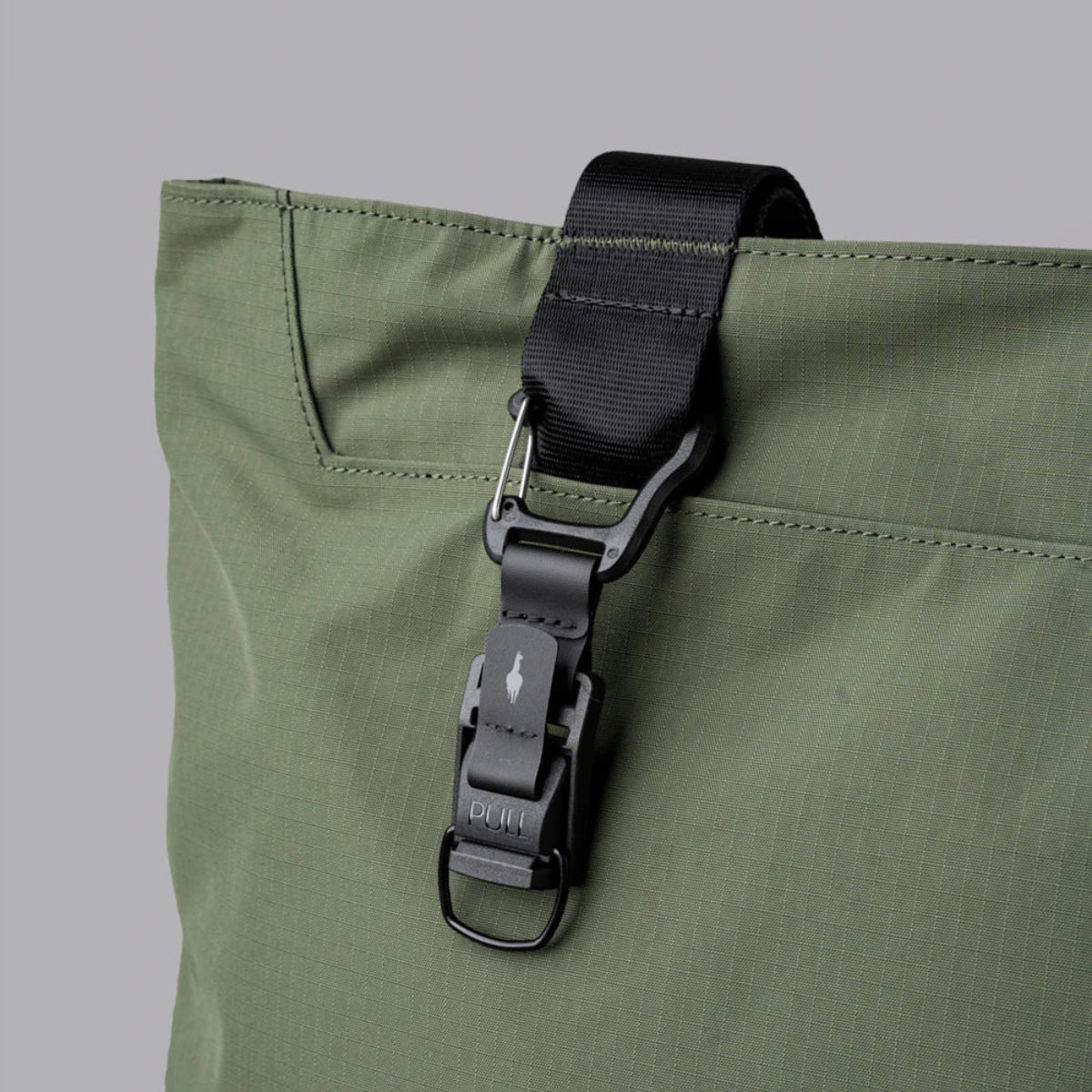 【Alpaka】Elements Tote M 托特包|多功能防水,可與 HUB CARABINER 鑰匙圈搭配。