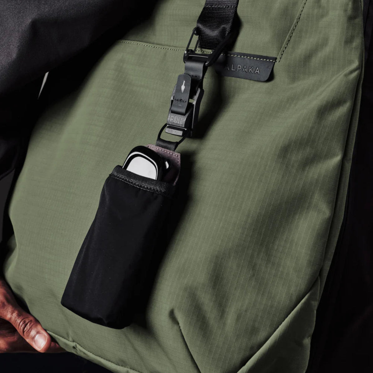 【Alpaka】Elements Tote M 托特包|多功能防水,可與 Hub Sunglasses Pouch 眼鏡袋搭配。