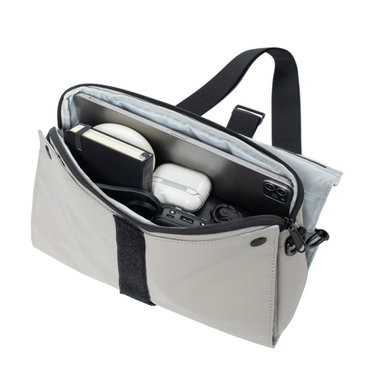 內部分隔設計,方便分類存放手機及日常用品。