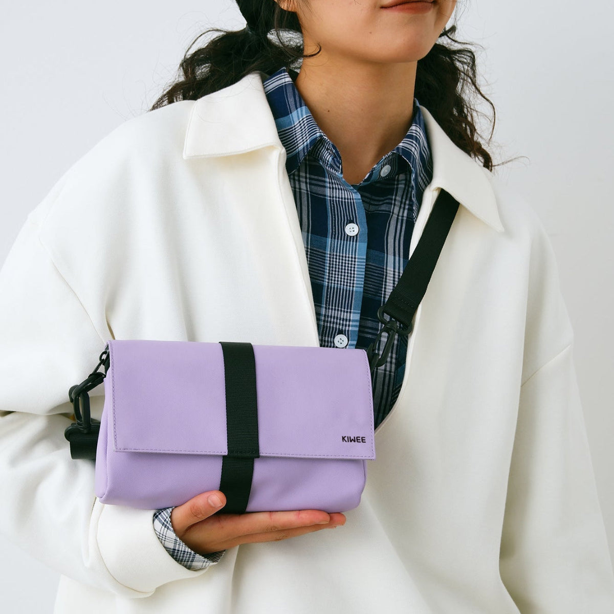 Triangle Mini 可作斜挎包、腰包或手拿包,靈活應對多種需求