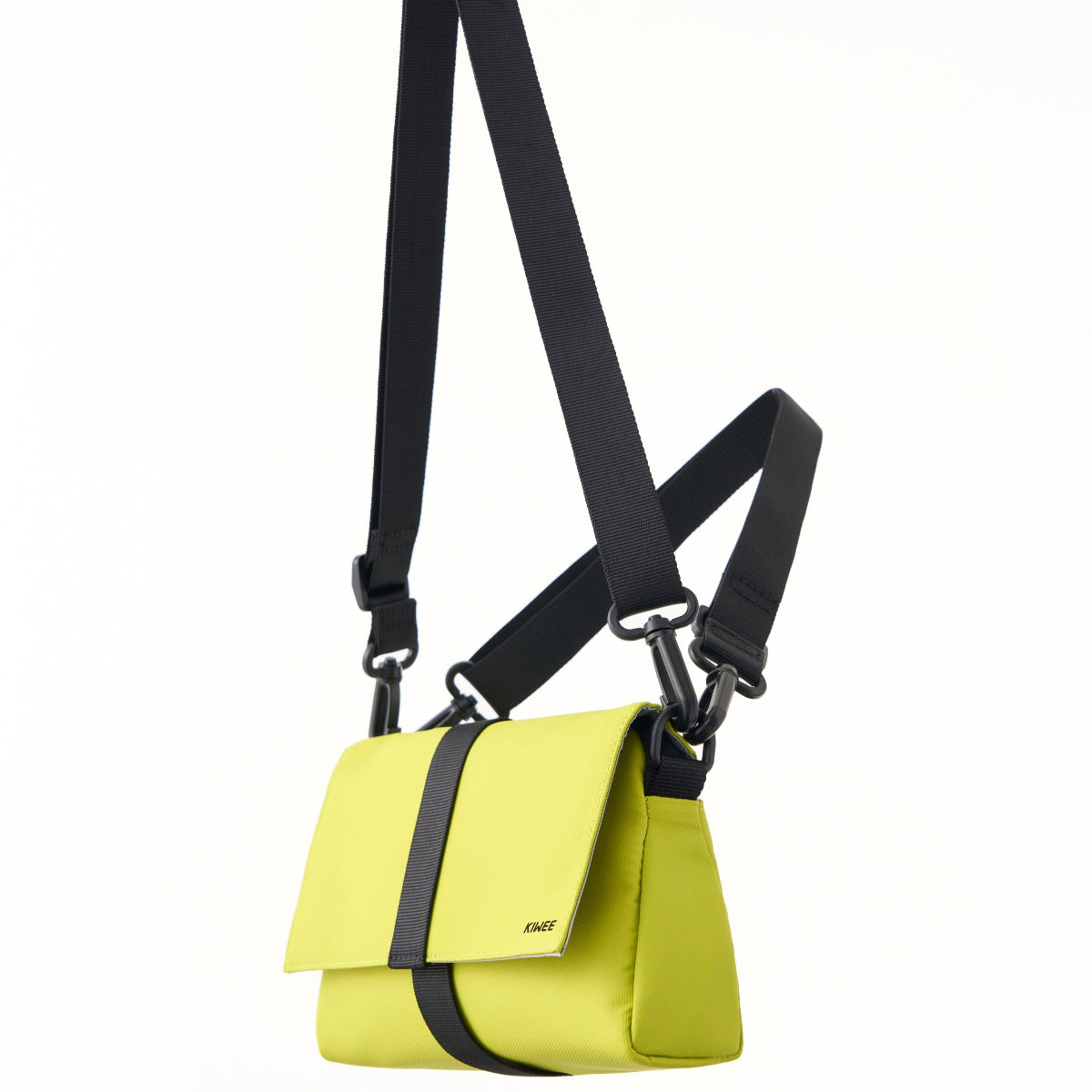 Triangle Mini 可作斜挎包、腰包或手拿包,靈活應對多種需求