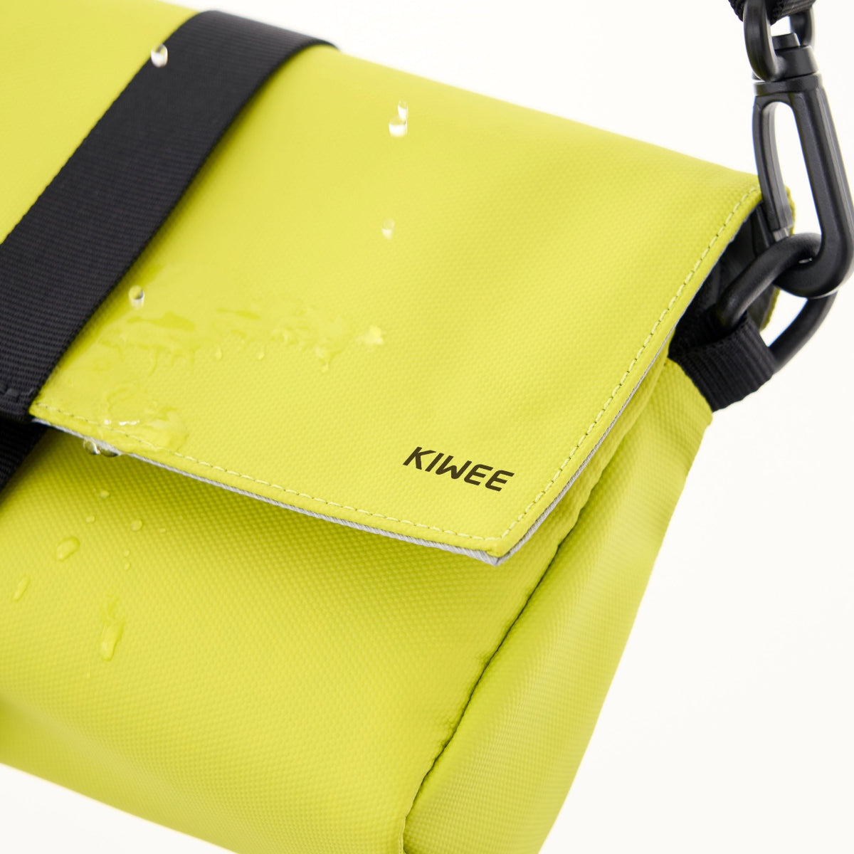 Kiwee Triangle Sling Bag Mini 防潑水設計,提供全天候保護