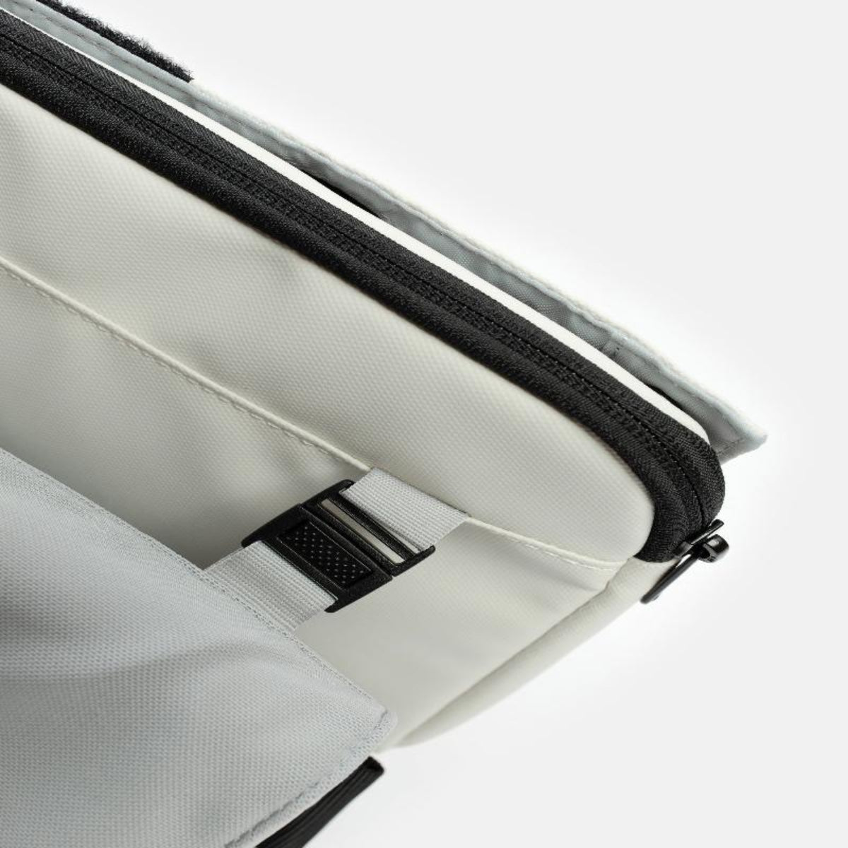 配備防盜拉鏈與防水材質,確保物品安全