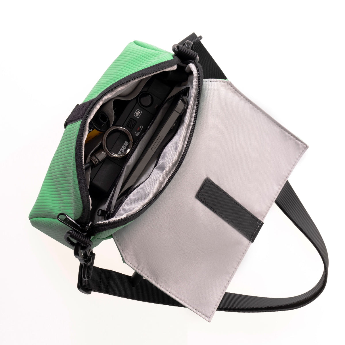 Triangle Mini 包內部設有 4 個收納隔層,含隱藏磁性口袋