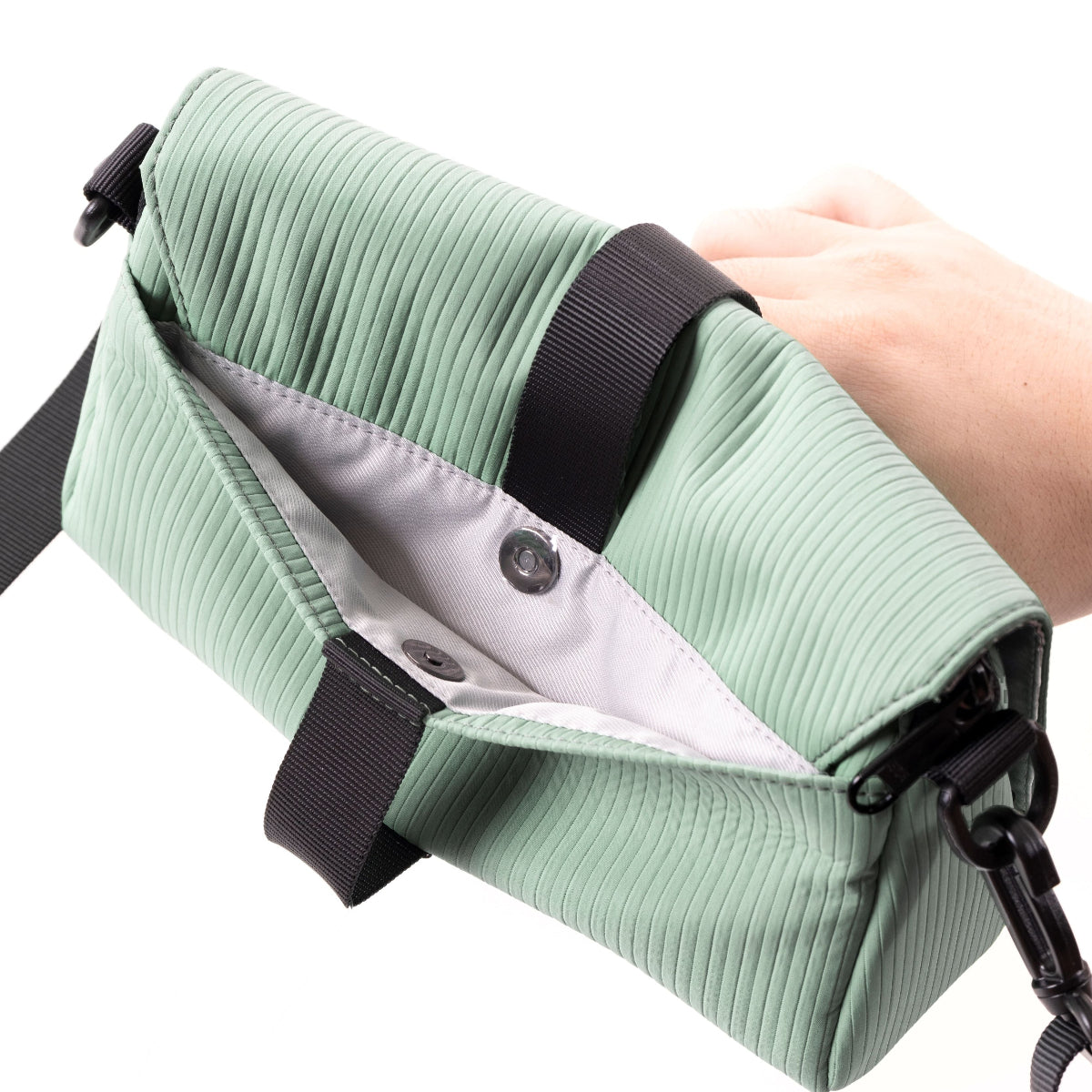 Triangle Mini 包內部設有 4 個收納隔層,含隱藏磁性口袋