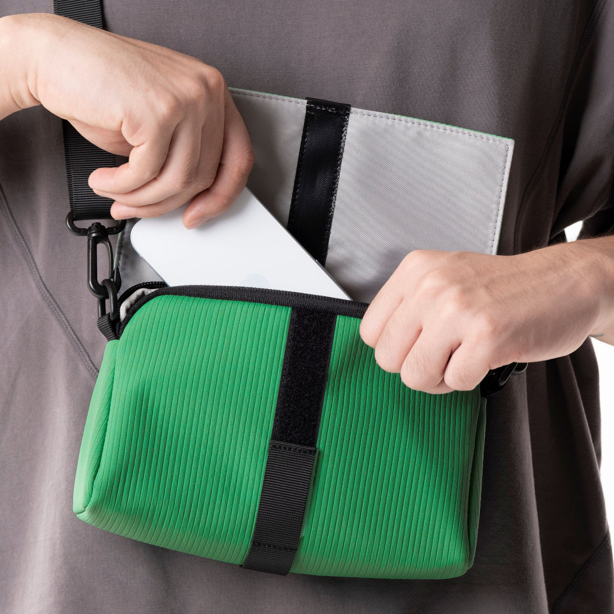 Triangle Mini 包內部設有 4 個收納隔層,含隱藏磁性口袋