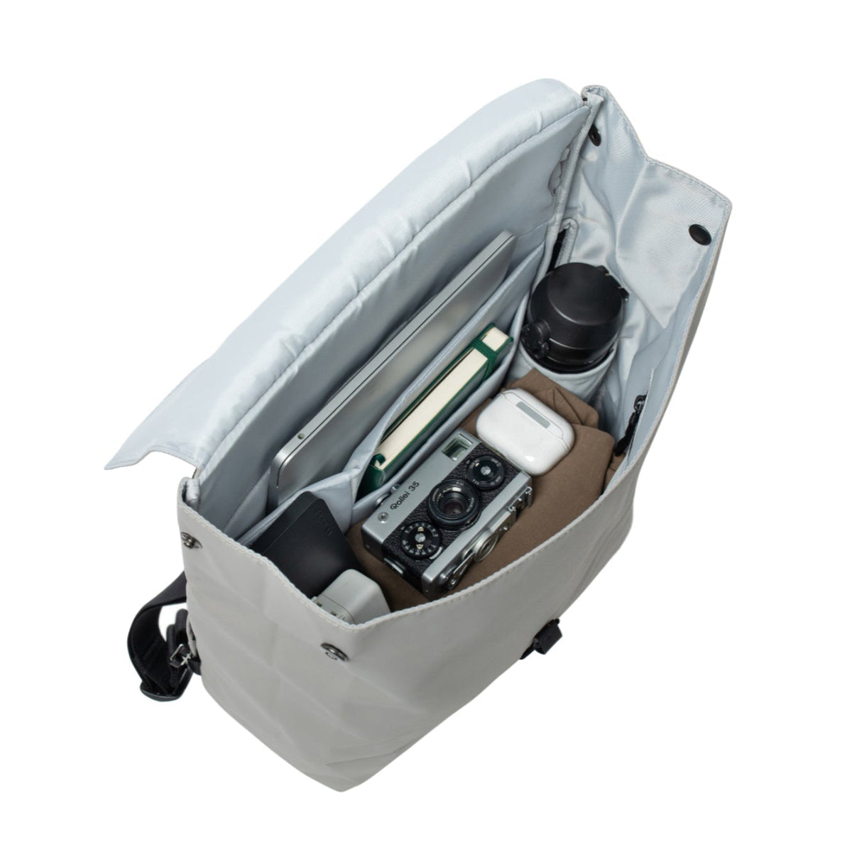 多分隔收納空間: 背囊內部設有多個口袋,方便分類存放物品,保持整潔。