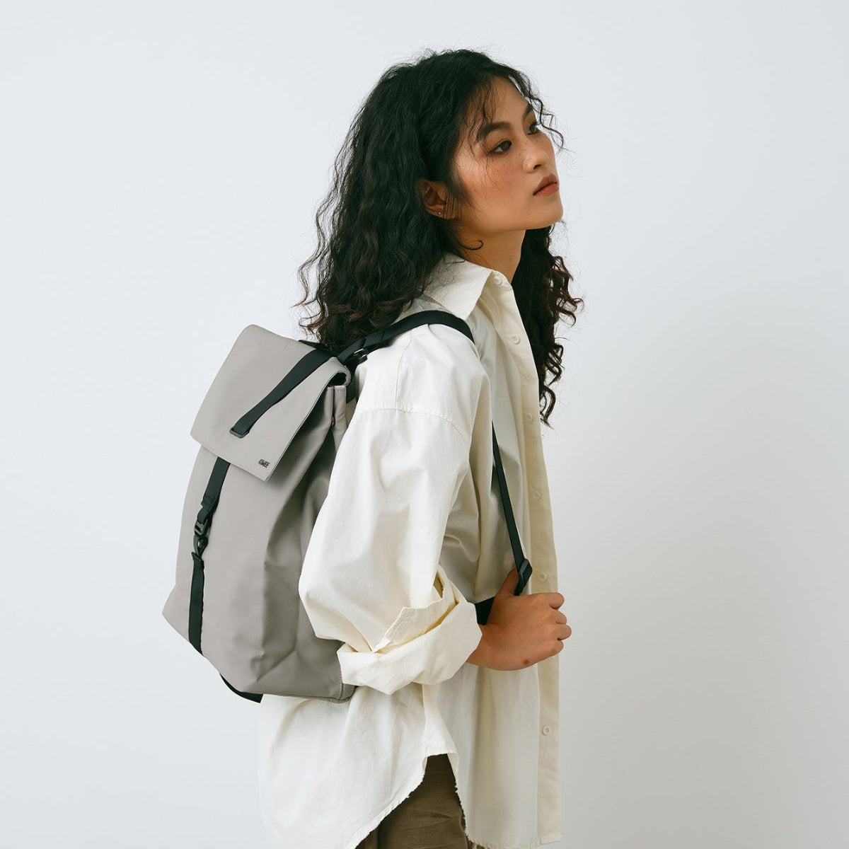 背包採用防潑水材質,提供全天候保護
