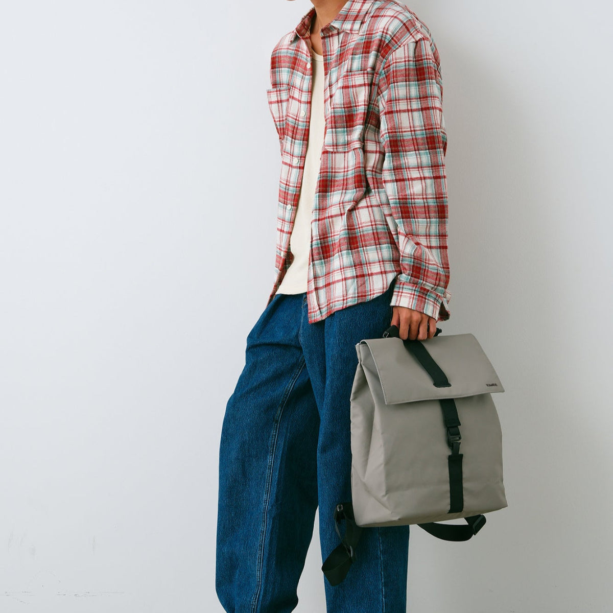 內部設有多個口袋,方便分類存放物品