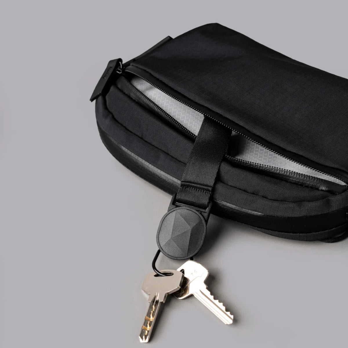 前隔間還有一個整合的磁性 MOD 鑰匙繫繩,可協助您管理鑰匙。