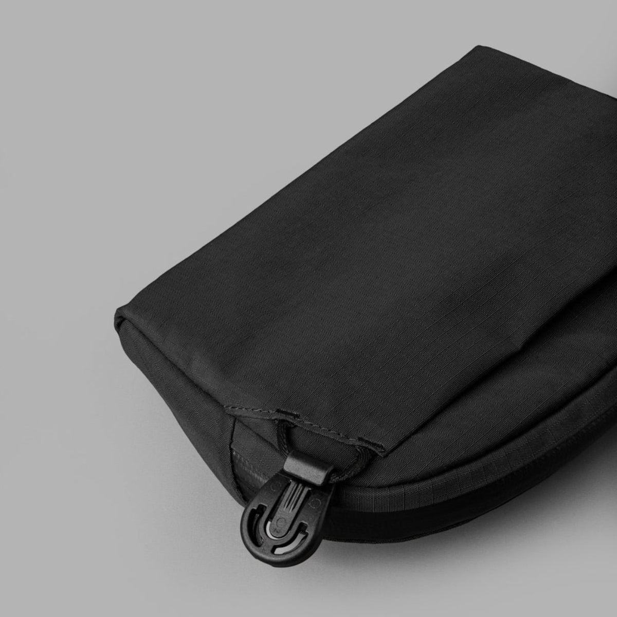 側肩包的背面有一個隱藏的插袋,可讓護照或錢包等敏感物品輕鬆拿取,但又安全地隱藏。