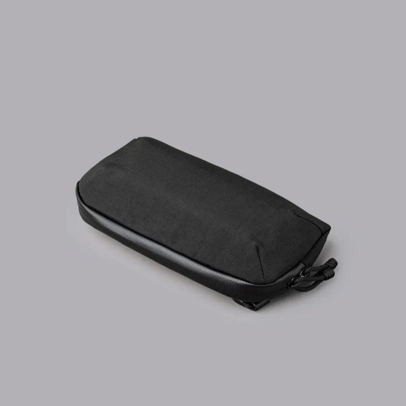 ALPAKA Flight Pouch Pro容量升級與智慧設計,磁吸護照夾層+RFID防盜,旅行收納更高效安全!