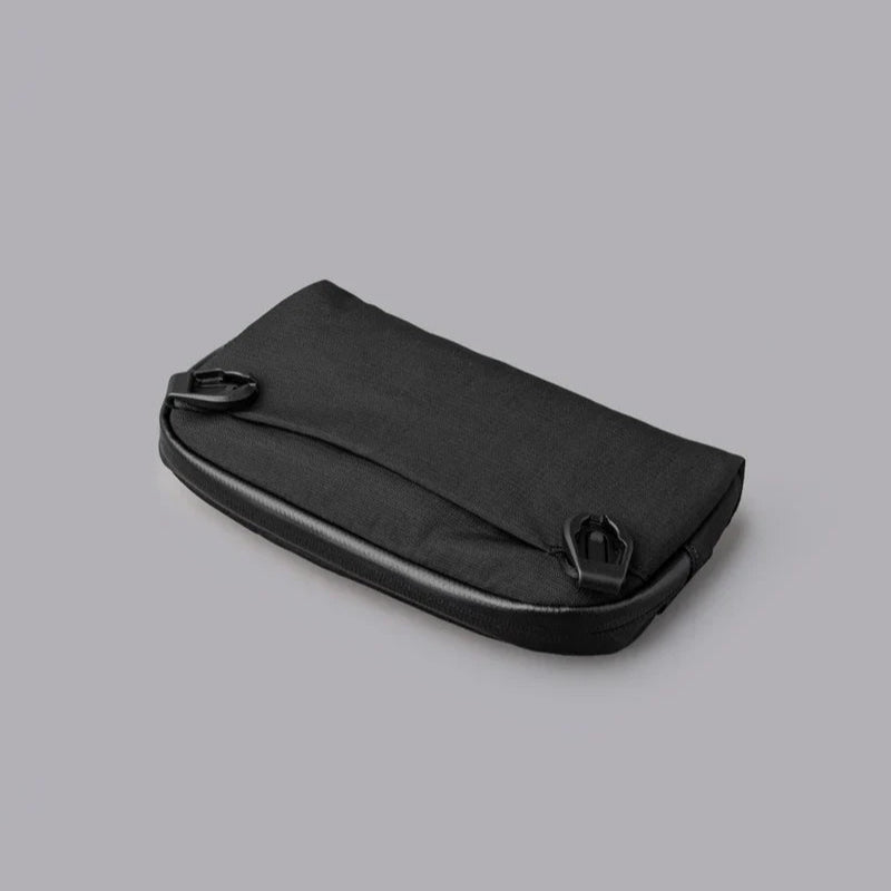 ALPAKA Flight Pouch Pro容量升級與智慧設計,磁吸護照夾層+RFID防盜,旅行收納更高效安全!