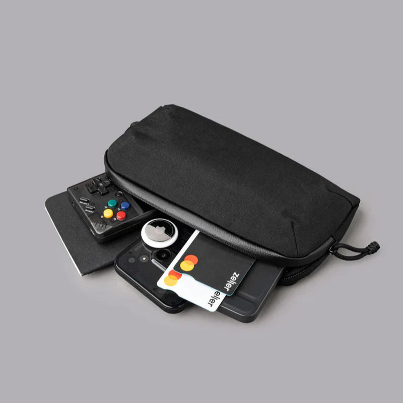 ALPAKA Flight Pouch Pro容量升級與智慧設計,磁吸護照夾層+RFID防盜,旅行收納更高效安全!