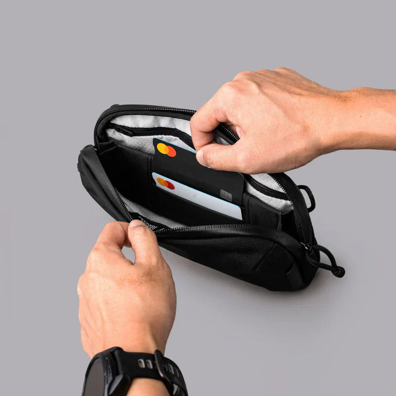 ALPAKA Flight Pouch Pro容量升級與智慧設計,磁吸護照夾層+RFID防盜,旅行收納更高效安全!