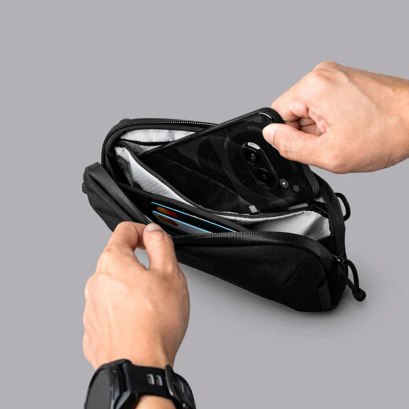 ALPAKA Flight Pouch Pro容量升級與智慧設計,磁吸護照夾層+RFID防盜,旅行收納更高效安全!